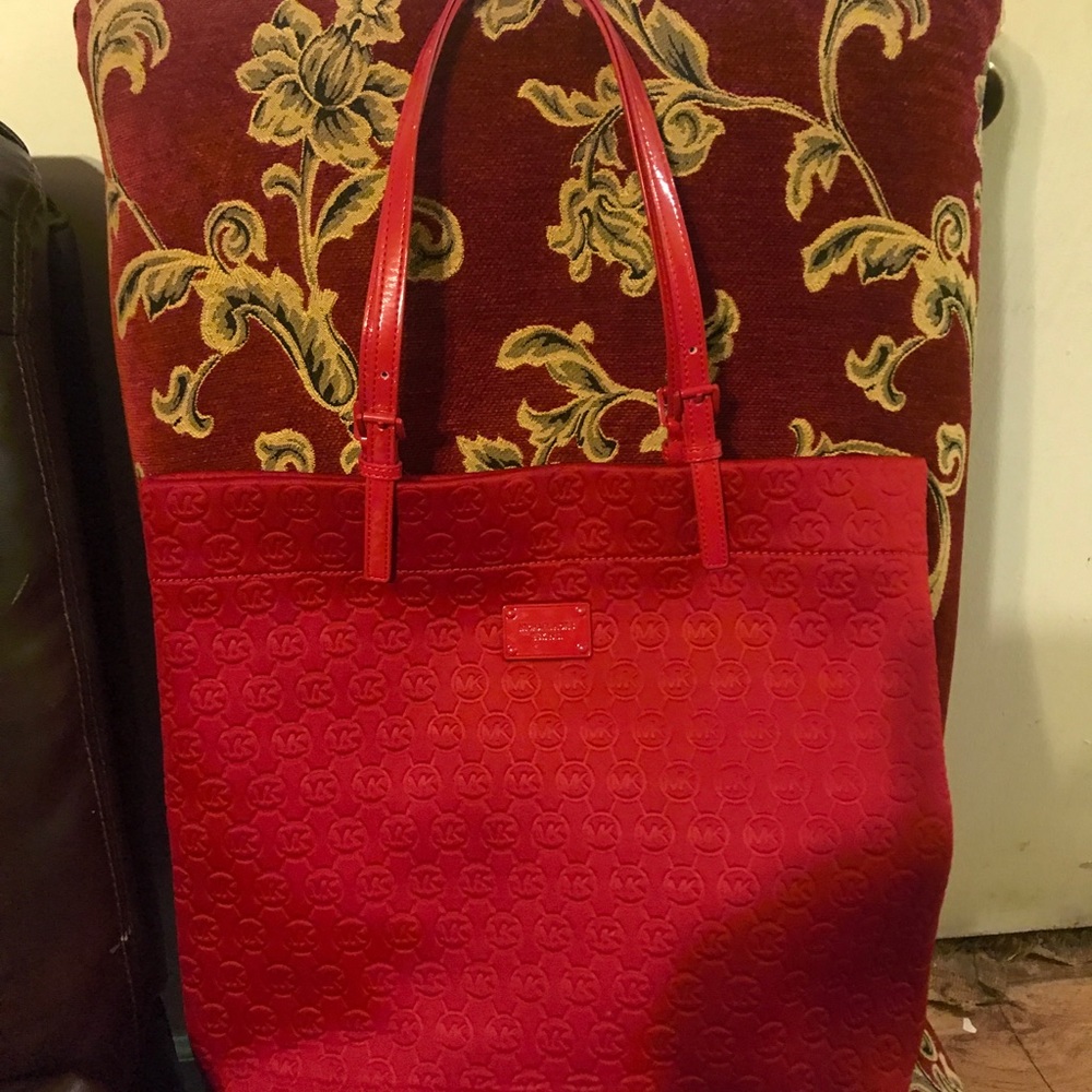 it's a large bag like new, authentic It is nice...